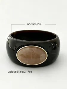 Dettaglio del bracciale largo in resina con agata sintetica, diametro 6,5 cm e peso 61,6 g