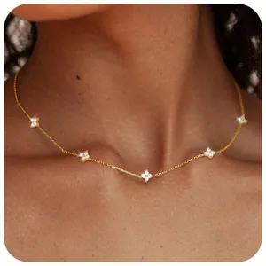 Nahaufnahme der eleganten goldenen vierblättrigen Kleeblatt-Zirkonia-Halskette