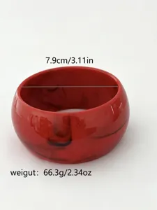 Dettaglio del bracciale rigido in agata rossa con diametro di 7,9 cm e peso di 66,3 g.