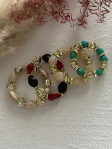 Vintage-Armbänder aus marmoriertem Acryl mit goldfarbenen CCB-Perlen in verschiedenen Farben.