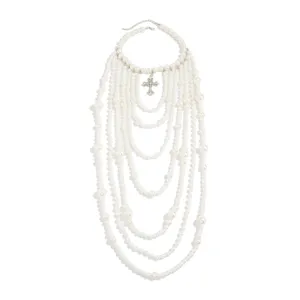 Collar de perlas barrocas multicapa con elegante colgante de cruz de pedrería retro.
