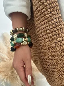 Nahaufnahme von stapelbaren Retro-Armbändern aus Acrylperlen und goldenen CCB-Kugeln