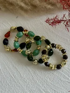 Detailansicht von Vintage-Acrylperlenarmbändern mit goldenen CCB-Perlen und Marmortextur.