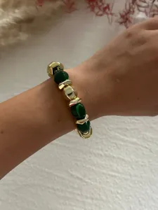 Nahaufnahme des Retro-Armbandes mit grünen Acrylperlen und goldenen CCB-Perlen