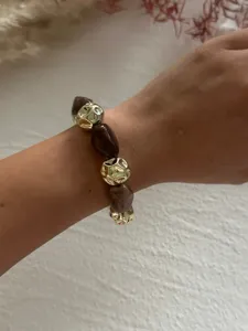 Detailaufnahme eines Retro-Armbands mit braunen Acrylperlen und goldenen CCB-Elementen.