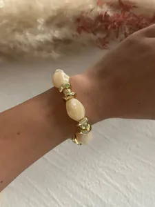 Nahaufnahme eines Retro-Acryl-Perlenarmbands mit goldenen geometrischen CCB-Perlen