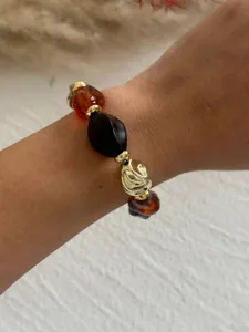 Elegantes Vintage-Armband aus Acrylperlen in Bernstein mit goldenen geometrischen Teilen
