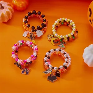 Bunte Halloween Perlenarmbänder mit gruseligen Geist- und Kürbisanhängern im Detail