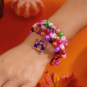 Nahaufnahme eines bunten mehrlagigen Halloween-Perlenarmbands mit festlichen Anhängern
