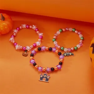 Set aus 3 Halloween-Perlenarmbändern mit Kürbis- Fledermaus- und Schlossanhängern zum Stapeln.