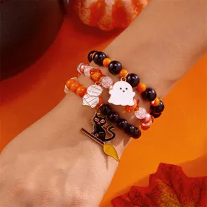 Detailaufnahme von Halloween-Perlenarmbändern mit Geist-, Mumien- und Katzenanhängern.