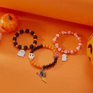 Set aus drei Halloween-Perlenarmbändern mit festlichen Geister- und Katzenanhängern.