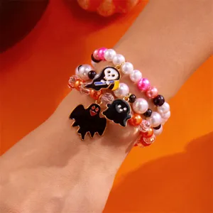 Detailansicht von Halloween-Emaille-Anhängern auf mehrlagigen Perlenarmbändern.
