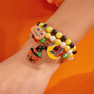 Detail von Halloween mehrlagigen Perlenarmbändern mit Kürbis- und Fledermausanhängern