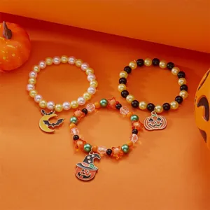 Detailansicht von drei festlichen Halloween-Perlenarmbändern mit Kürbis- und Fledermaus-Anhängern