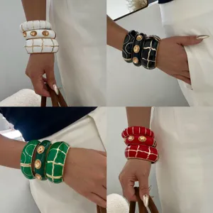 Set bunte Emaille-Armreifen mit Gittermuster und bernsteinfarbenen Kristallen