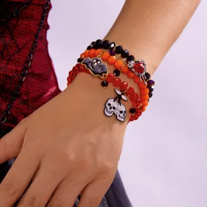 Detailansicht der mehrlagigen Halloween-Armbänder mit Totenkopf- und Geistermotiven.