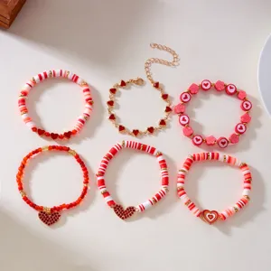 Gedetailleerd close-up van Valentijnsdag armbandenset met rode hartbedels en kralen