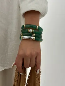 Elegante set di braccialetti in acrilico verde con perle e dettagli metallici dorati