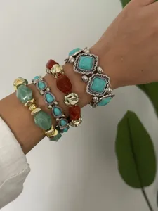 Boheemse western turquoise armbandenset gestapeld om de pols voor de ideale vakantie