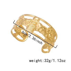 Dettaglio macro del bracciale a polsino in acciaio inossidabile dorato con specifiche