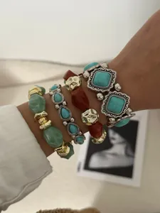 Boheemse Western gestapelde armbanden met turkoois en vintage metalen accenten.