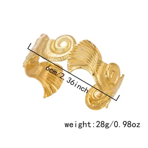 Vista dettagliata di un bracciale a polsino dorato con misure e peso indicati.