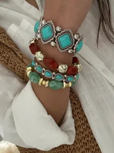Macro-weergave van Boheemse gelaagde turquoise armbanden met retro metalen kralen