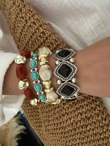 Gedetailleerd overzicht van bohemien meerlaagse armbanden met turquoise en zwarte stenen