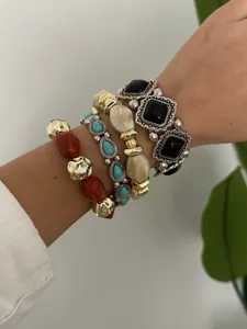 Detailweergave van gestapelde Western Bohemian armbanden met turquoise en kralen