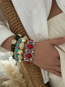 Dichtbij van Boheemse meerlaagse armbanden met turkoois en vintage stenen