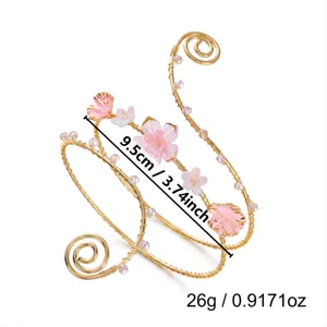 Vista dettagliata del bracciale con conchiglie con dimensioni 9,5 cm e peso di 26 g.