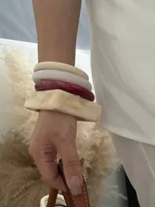 Detailansicht eines Vintage-Armreifensets aus Kunstharz für minimalistischen Stil.