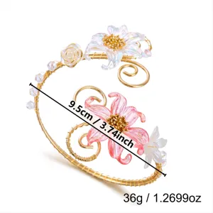 Vista dettagliata del bracciale floreale con dimensioni di 9,5 cm e peso 36 g