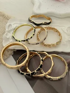 Sammlung von Retro-Armreifen mit Bambustextur und kontrastierenden Emaille-Augenmustern