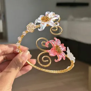 Vista dettagliata del bracciale da braccio dorato fatto a mano con fiori cristallini
