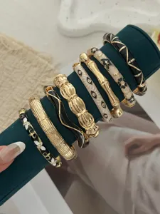 Detailansicht von Vintage-Armreifen mit Bambus-Textur und Augenmustern in Gold