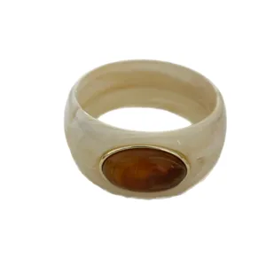 Eleganter Vintage-Armreif aus marmoriertem Harz mit braunem ovalem Schmuckstein
