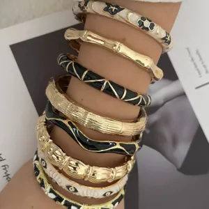 Retro-Armreifen-Set in Gold und Schwarz mit Bambustextur und dekorativen Augenmustern