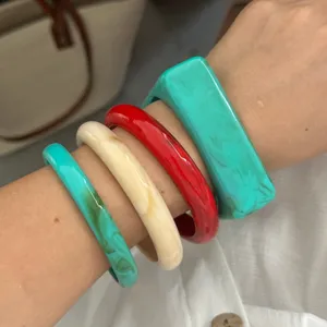 Vintage geometrisches Acryl-Armreifen-Set mit breiten quadratischen und runden Armbändern