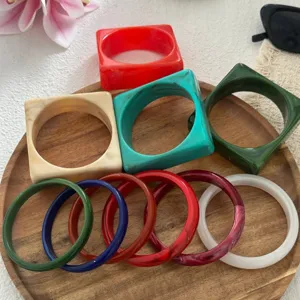 Vintage-Armreif-Set aus buntem Acryl mit quadratischen und runden geometrischen Designs