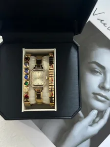 Detailansicht des goldfarbenen Uhren- und Kristallarmband-Sets in einer Box.