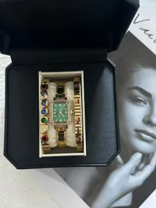 Detailansicht der smaragdgrünen quadratischen Uhr und elastischen Armbänder im Set