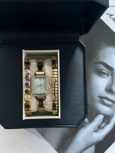 Detaillierte Ansicht des goldenen quadratischen Uhrensets mit bunten Armbändern