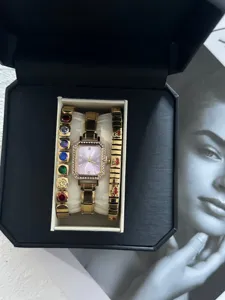 Elegantes Set aus goldener Uhr mit Smaragdschliff, Kristall- und Kirsch-Armbändern