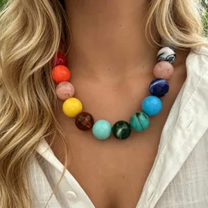 Collier bohème avec de grosses perles multicolores style rétro porté par un mannequin