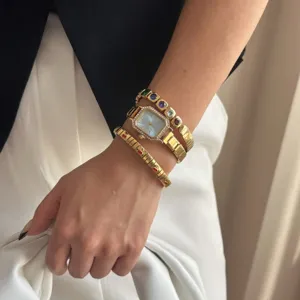 Elegante goldene quadratische Uhr mit Kristalllünette und Kirschmotiv-Armbändern für Damen