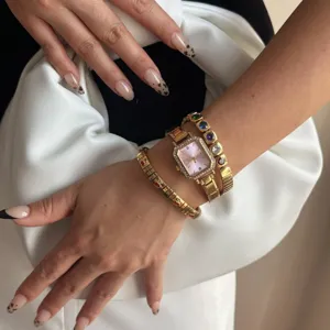 Elegantes Set aus goldener quadratischer Uhr und buntem Kristall-Kirsch-Armband
