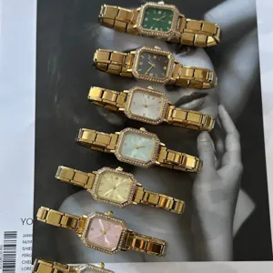 Elegante quadratische Golduhren mit bunten Zifferblättern und diamantbesetzten Lünetten