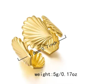 Detailansicht eines goldfarbenen Muschelrings mit 1,8 cm Durchmesser und 5 g Gewicht